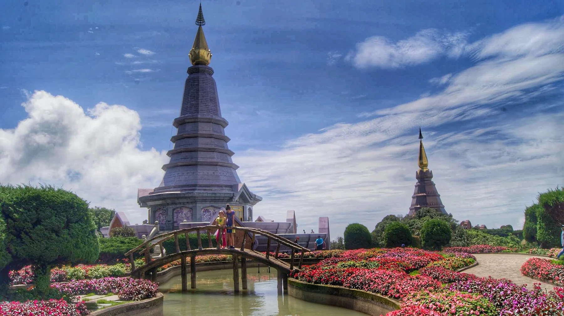 พระมหาธาตุคู่และสวนดอกไม้บนดอยอินทนนท์ เชียงใหม่